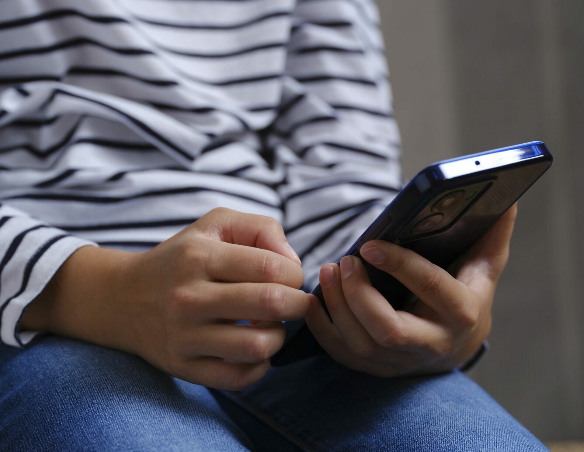 Londra lansează un atac concertat asupra rețelelor de furt de telefoane mobile, mutând accentul de la imaginea clasică a hoțului de pe stradă la o problemă de amploare europeană și transnațională