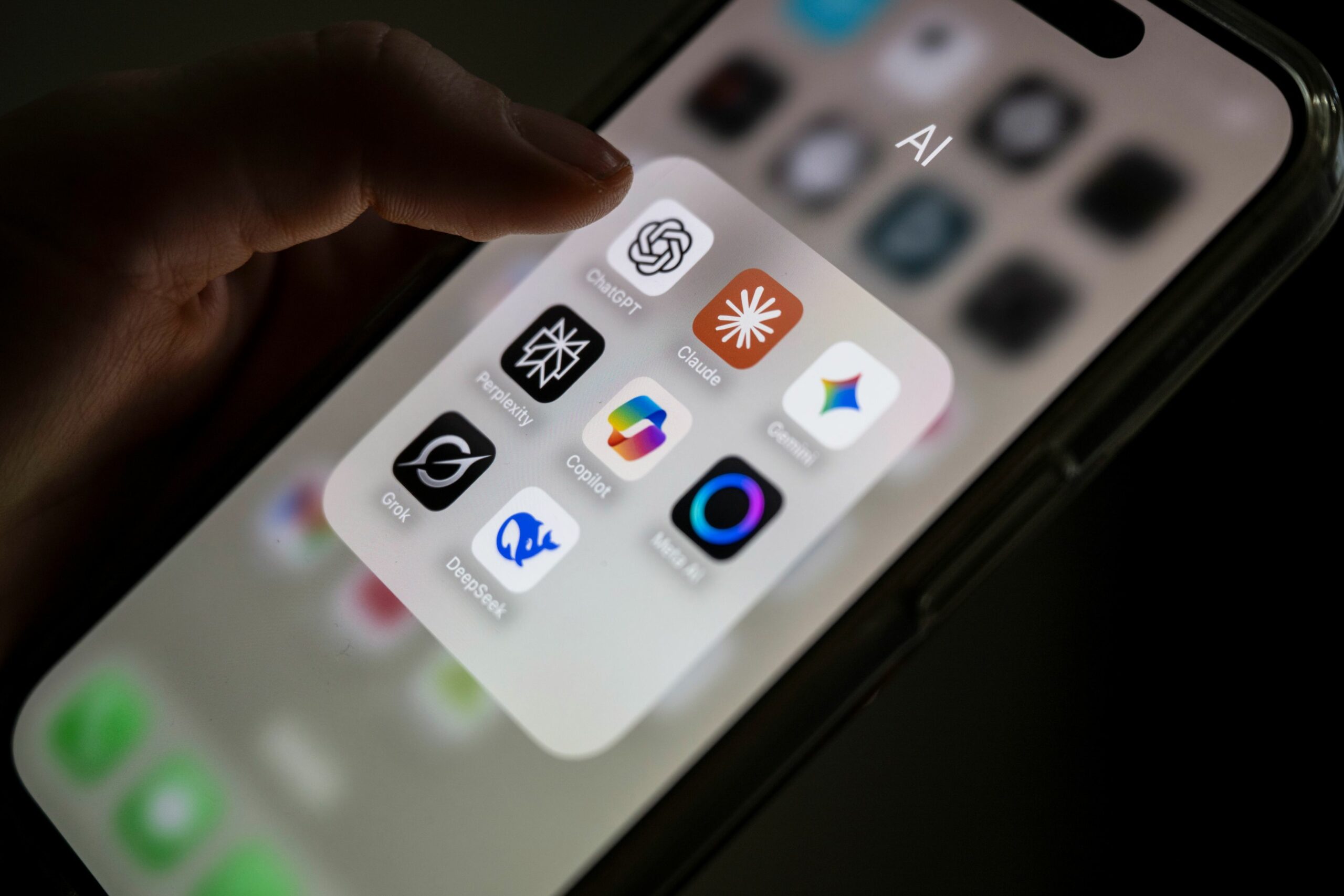 Val de nemulțumiri și proteste din partea utilizatorilor după anunțul colaborării OpenAI cu Pentagonul Un val de reacții negative a lovit recent compania OpenAI, cea mai cunoscută pentru dezvoltarea modelului de limbaj ChatGPT, după ce a anunțat un nou parteneriat cu Departamentul Apărării al Statelor Unite