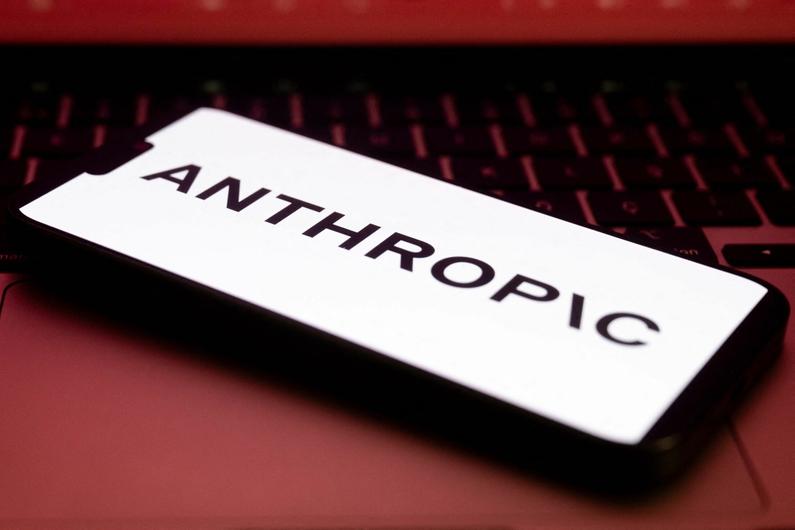 Negocierile dintre compania americană Anthropic și Departamentul Apărării al Statelor Unite au fost reluate după o perioadă de tensiuni și întreruperi, într-o mișcare care marchează un nou punct de cotitură în colaborarea dintre sectorul privat și sectorul militar în domeniul inteligenței artificiale