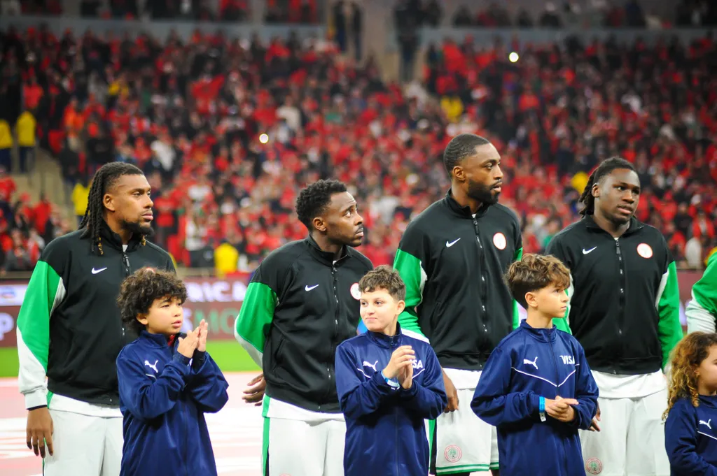 Naționala Nigeriei de fotbal intră în perioada celor două meciuri amicale din luna martie cu o stare de spirit complexă, dominată de un amestec de speranță, dezamăgire și dorința de a reveni pe drumul victoriilor după eliminarea prematură de la calificările pentru Campionatele Mondiale din 2026