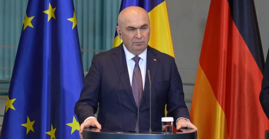 Premierul Ilie Bolojan, un nume tot mai prezent în discursul politic românesc, și-a reafirmat poziția față de recentele atacuri ale social-democraților, respingând aparența unei reali temeri sau îngrijorări din partea sa