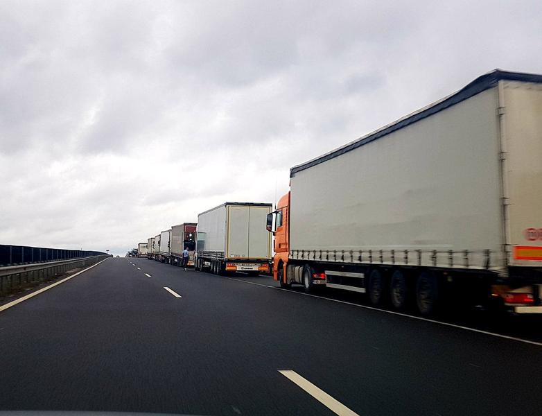 Transportatorii români fac un apel disperat la Guvern: jumătate din accizele la carburant, soluția de urgență pentru stabilizarea sectorului Criza energetică și creșterea galopantă a prețurilor la carburant devin din ce în ce mai acute pentru mediul economic rutier din România