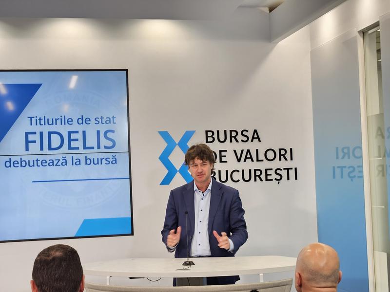 România atrage aproape 4,7 miliarde de euro pe piețele internaționale, marcată de prima ieșire a statului pe piețele externe în anul 2026 România a reușit să se poziționeze cu succes pe piețele financiare internaționale în ultimii ani, iar cea mai recentă demonstrație de încredere din partea investitorilor a avut loc pe 25 februarie, când Ministerul Finanțelor a reușit să atragă aproximativ 4,7 miliarde de euro prin primele emisiuni de obligațiuni pentru anul 2026