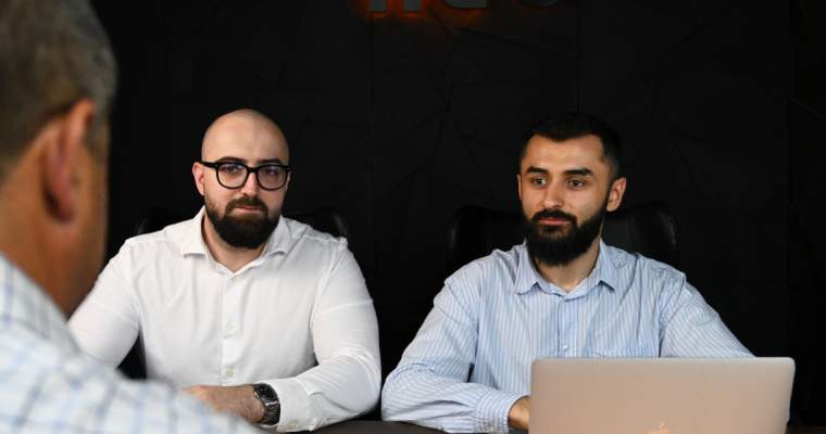 Europa gestionează anual contracte publice în valoare de aproximativ 2,5 trilioane de euro, însă modul în care firmele pregătesc și depun ofertele rămâne influențat, în mare parte, de metode tradiționale, adesea laborioase și ineficiente