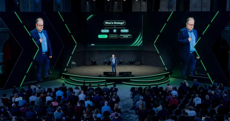 Inteligența artificială nu este o revoluție, ci mai degrabă o etapă evolutivă a tehnologiei digitale, iar pentru profesioniștii din domeniul IT, acest fapt reprezintă o continuare firescă a unei traiectorii ascendente