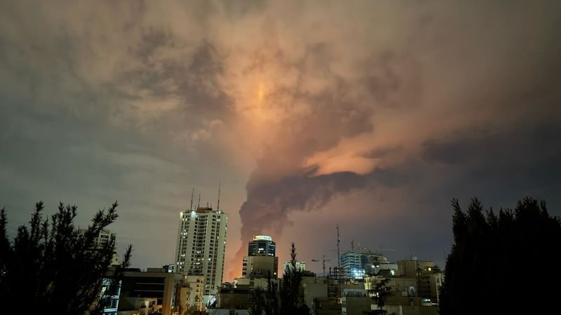 O nouă înregistrare video apărută recent sugerează că Statele Unite au realizat un atac aerian asupra unei baze a Gărzii Revoluționare Islamice din Iran, în apropierea școlii din Minab, unde oficialii iranieni afirmă că peste 160 de elevi au murit pe 28 februarie