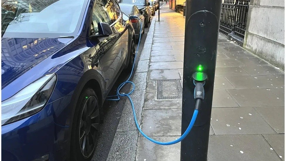 Prețurile mașinilor electrice din Europa înregistrează prima tendință clară de scădere după ani de creșteri constante, ceea ce marchează un punct important în evoluția pieței auto ecologice