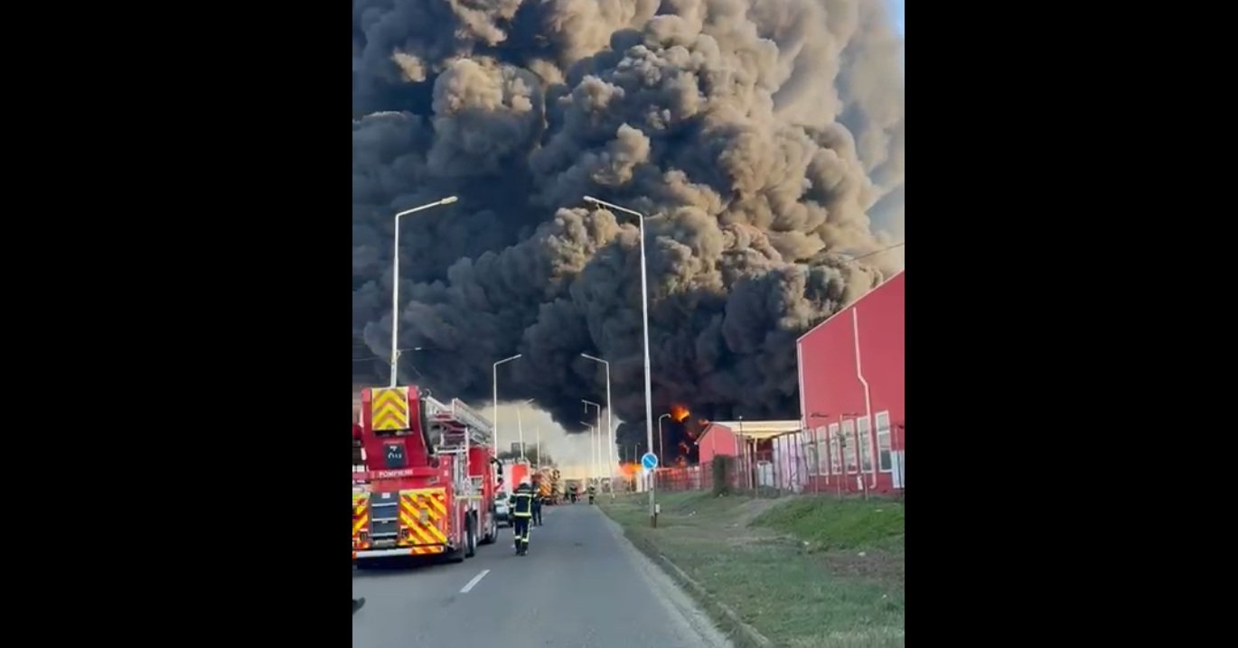 Incendiu devastator într-o fabrică de polistiren din Arad, cu nor mare de fum și riscuri pentru populație Un incendiu violent atinge, miercuri dimineață, o fabrică de polistiren din municipiul Arad, generând un val de fum toxic care s-a extins în zona adiacentă