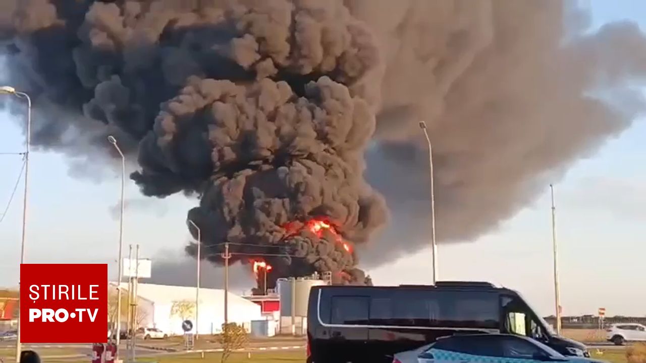 Incendiu de proporții la o fabrică de polistiren din Arad, acoperit de fum gros