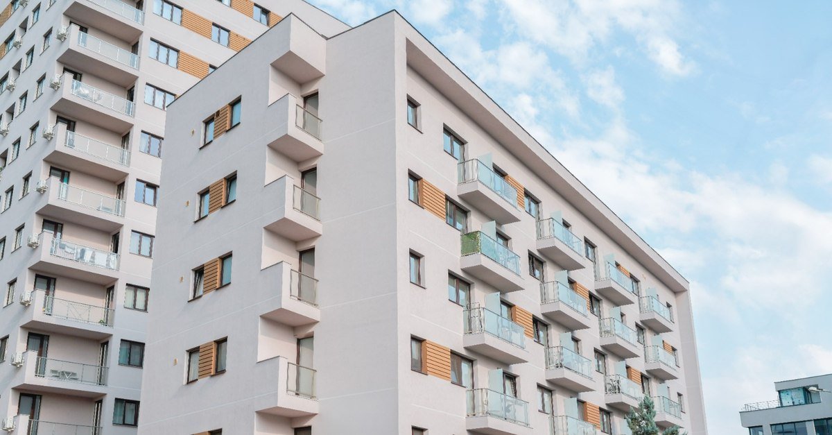 Închiderea balconului fără autorizare, o practică riscantă și ilegală Modificarea spațiului exterior al apartamentelor, precum închiderea balconului, pare pentru mulți o lucrare simplă, menită să ofere mai mult confort și spațiu locuibil