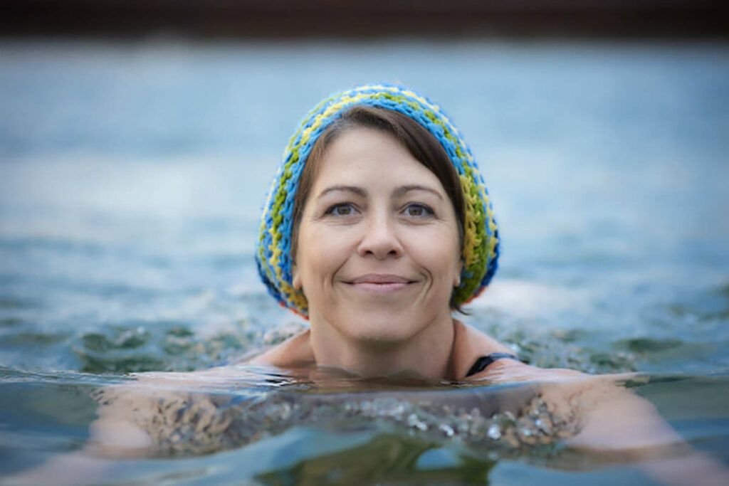 Imersiunea în apa rece este din ce în ce mai populară atât în rândul sportivilor de elită, cât și al persoanelor căutând metode naturale de creștere a energiei și îmbunătățire a metabolismului