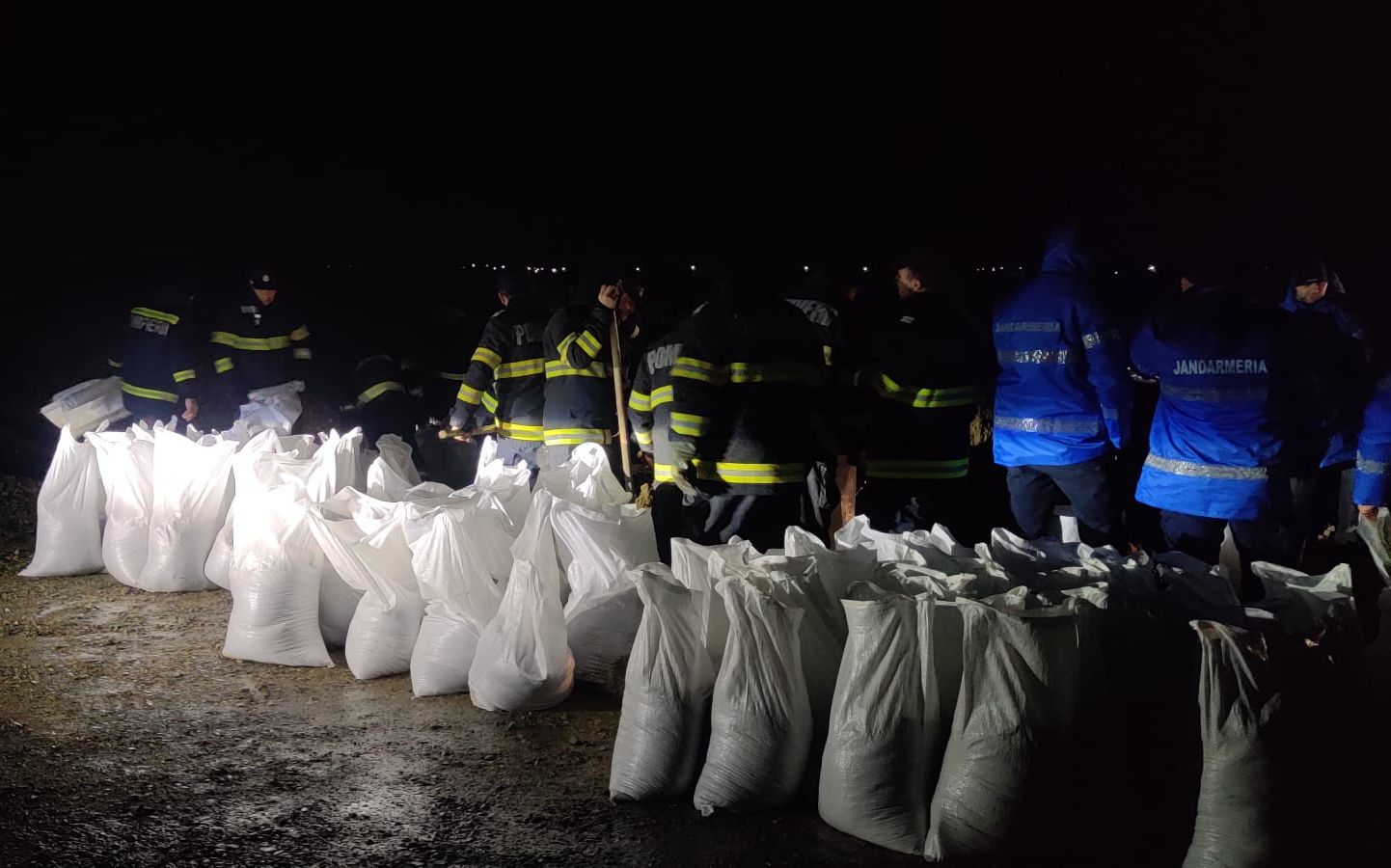 O persoană izolată pe malul râului Putna în Vrancea a fost salvată în urma intervenției rapide a pompierilor, care au folosit o barcă pneumatică pentru a o evacua în siguranță