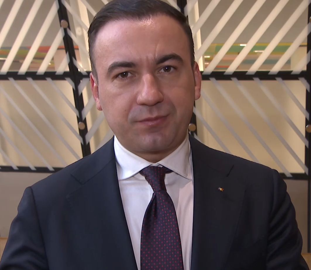 Ministrul Energiei, Bogdan Ivan, a făcut recent un demers semnificativ pe scena politică și economică, prezentând premierului Ilie Bolojan și liderilor coaliției un set de măsuri menite să atenueze impactul crizei energetice și a creșterii prețurilor la carburanți
