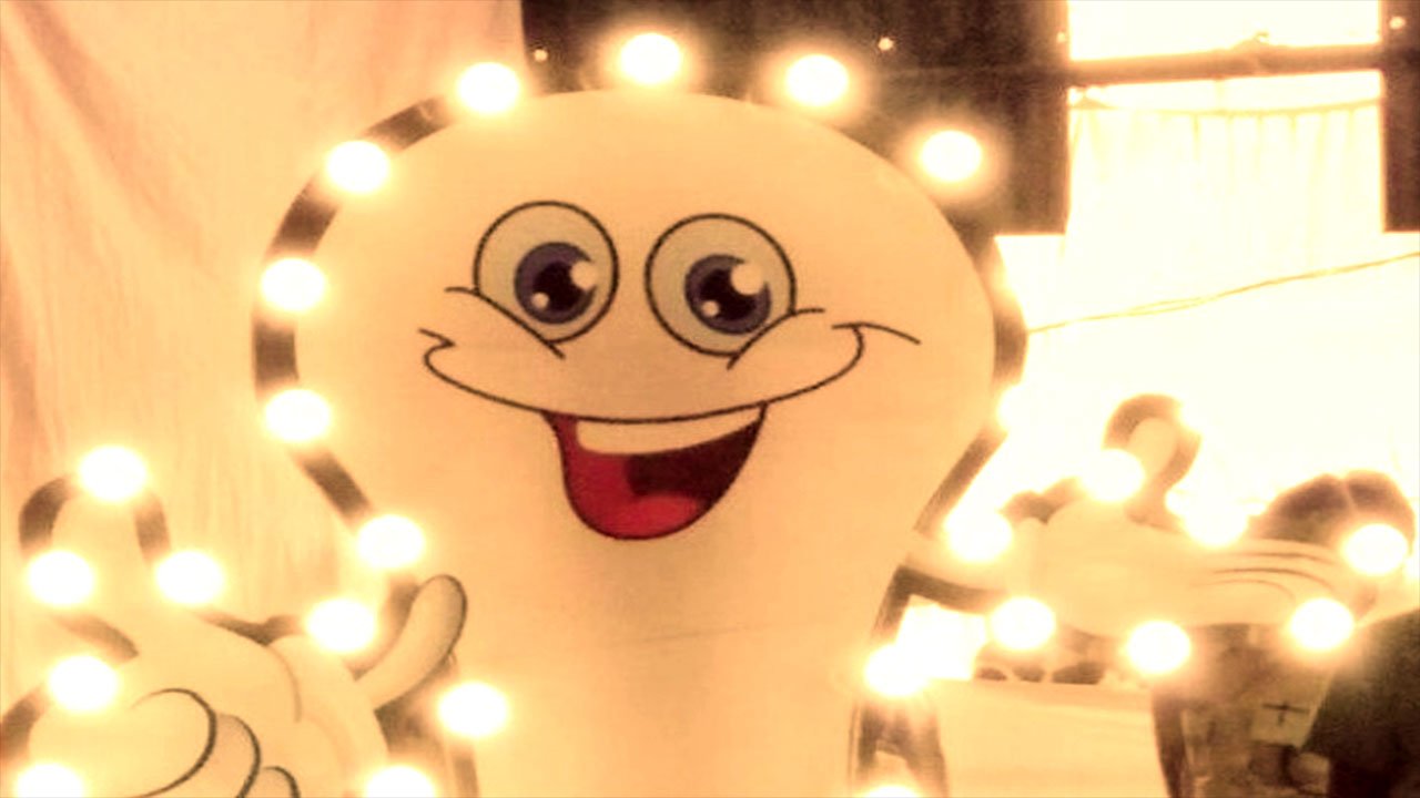 După mai bine de un secol în care becul cu incandescență a fost standardul în iluminat, lumea a început să se reorienteze spre o tehnologie mai eficientă și mai durabilă