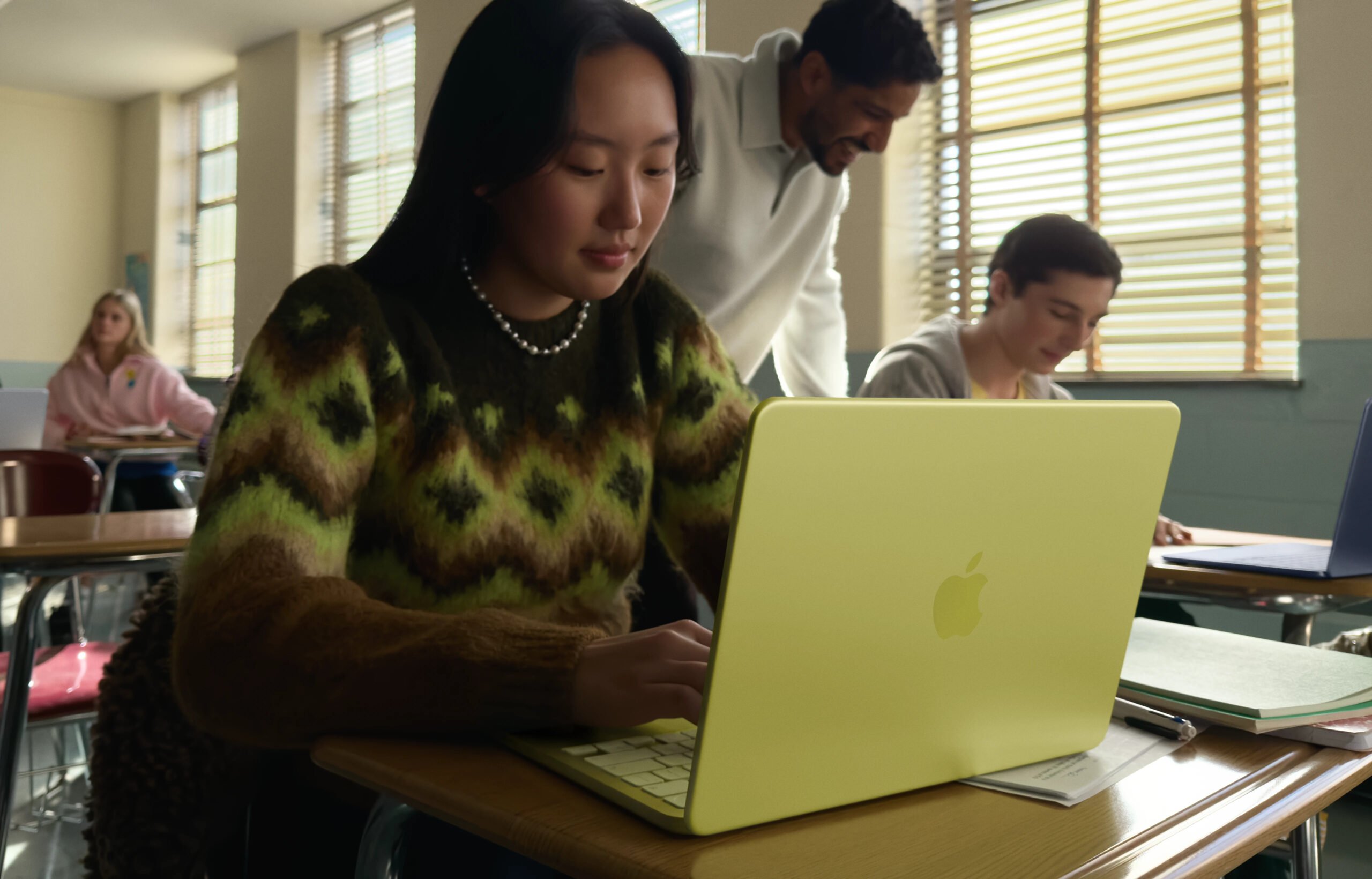 Apple introduce un nou nume pentru laptopul economical: MacBook Neo După multe speculații și așteptări, Apple a oficializat, în sfârșit, noul său laptop de buget sub denumirea MacBook Neo, renunțând la tradiționalul nume simplu „MacBook”, folosit anterior între 2006 și 2012, și apoi între 2015 și 2019