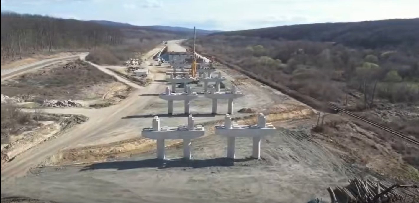 Lucrările pe tronsonul Margina–Holdea al Autostrăzii Lugoj–Deva înscrise la 56% progres, cu termene de finalizare în această toamnă Autostrada Lugoj–Deva, una dintre cele mai importante arterii rutiere de infrastructură din vestul țării, își apropie cu pași repezi de finalizare secțiunea Margina–Holdea