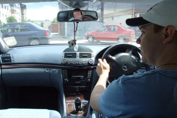 Aproape 600 de șoferi români au fost sancționați pentru conducere cu volan pe partea dreaptă, o practică tot mai întâlnită în zonele de frontieră și în rândul celor care conduc mașini vechi sau aduse din străinătate