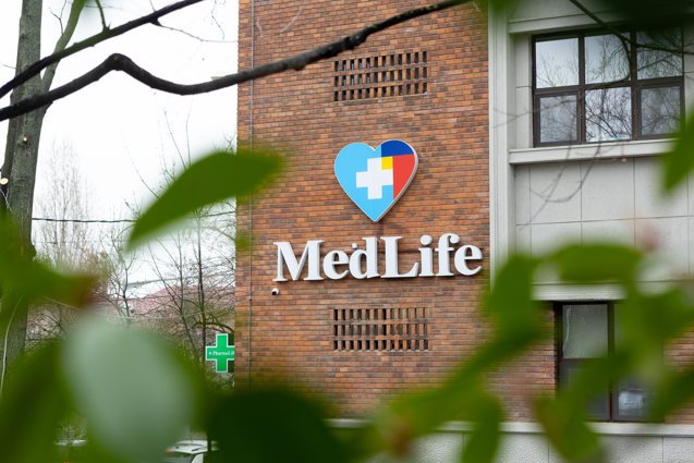 MedLife anunță rezultate financiare în creștere, însă și provocări în menținerea profitabilității în 2025 Valoarea mediului de afaceri al companiei MedLife a fost confirmată de rezultatele financiare publicate recent, compania încheind anul 2025 cu venituri de peste 3,1 miliarde de lei, înregistrând o creștere de 17% față de anul precedent