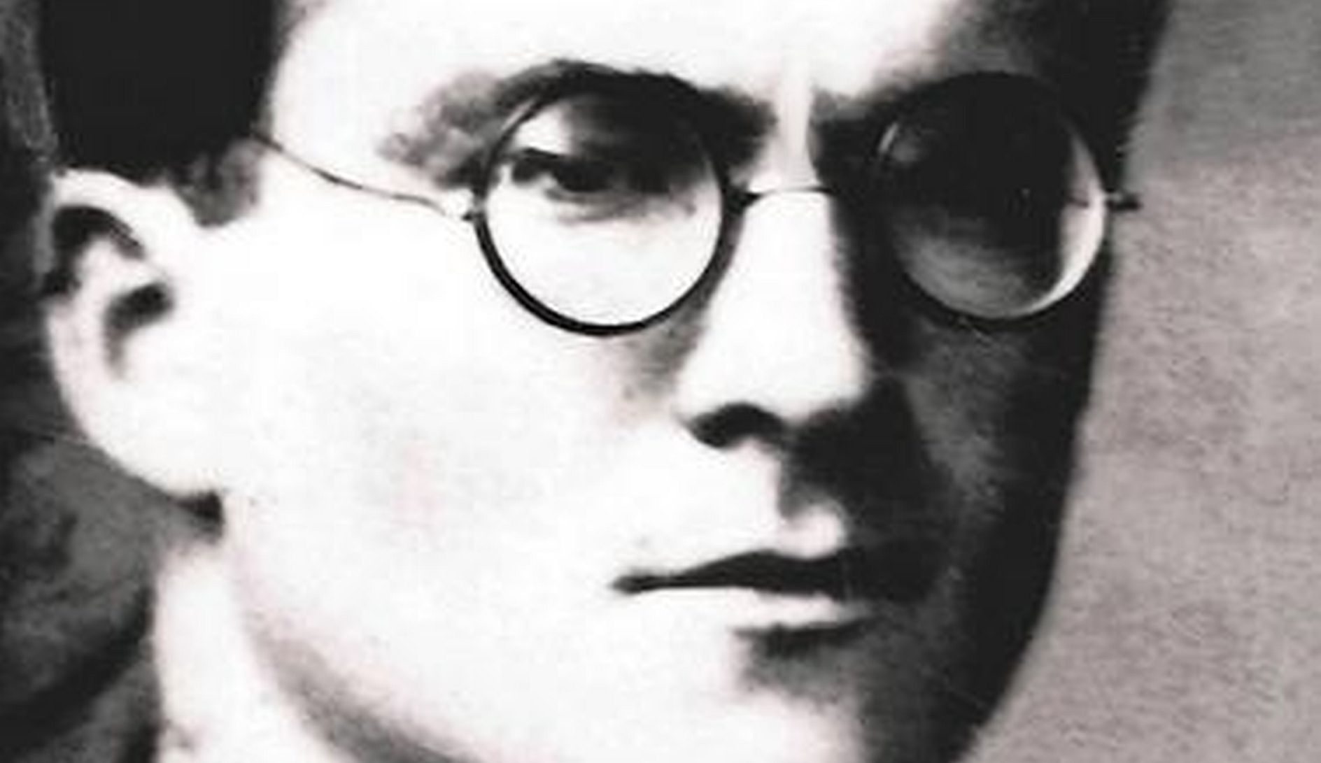 Mircea Eliade, unul dintre cei mai influenți scriitori și filozofi români ai secolului XX, s-a născut pe 13 martie 1907, în familia ofițerului Gheorghe Eliade