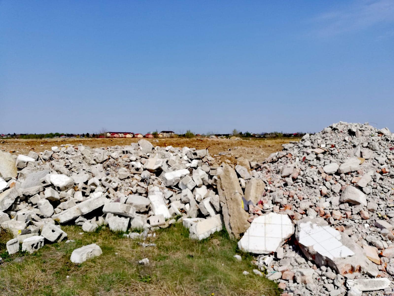 Primăria din Arad depășește autorizații, depozitează ilegal sute de tone de deșeuri și demolări, plătind amendă de 100.000 lei