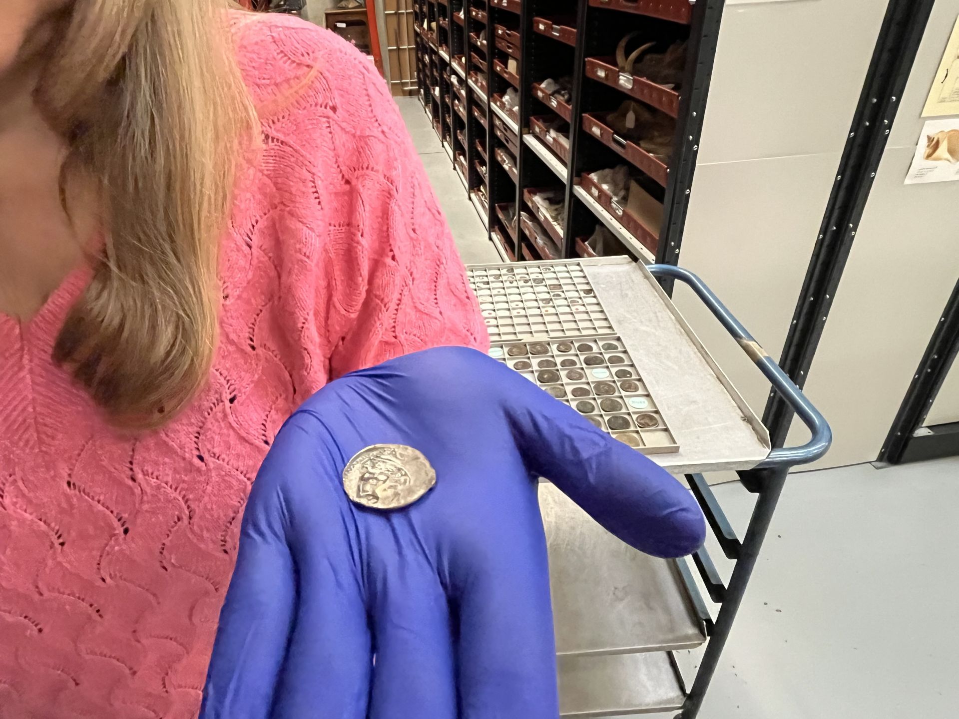 O monedă feniciană veche de 2.000 de ani, descoperită în casieria unui șofer de autobuz din Anglia, a atras atenția specialiștilor și pasionaților de istorie antică