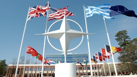 NATO intensifică pregătirile în zona arctică, în context tensionat cu Rusia și dorința Statelor Unite de a controla resursele din regiune În plină escaladare a tensiunilor geopolitice în regiunea arctică, NATO a demarat un amplu exercițiu militar, denumit „Cold Response”, care se desfășoară în Norvegia și Finlanda și anunță o prezență militară semnificativă în zona cu potențial de conflict crescut