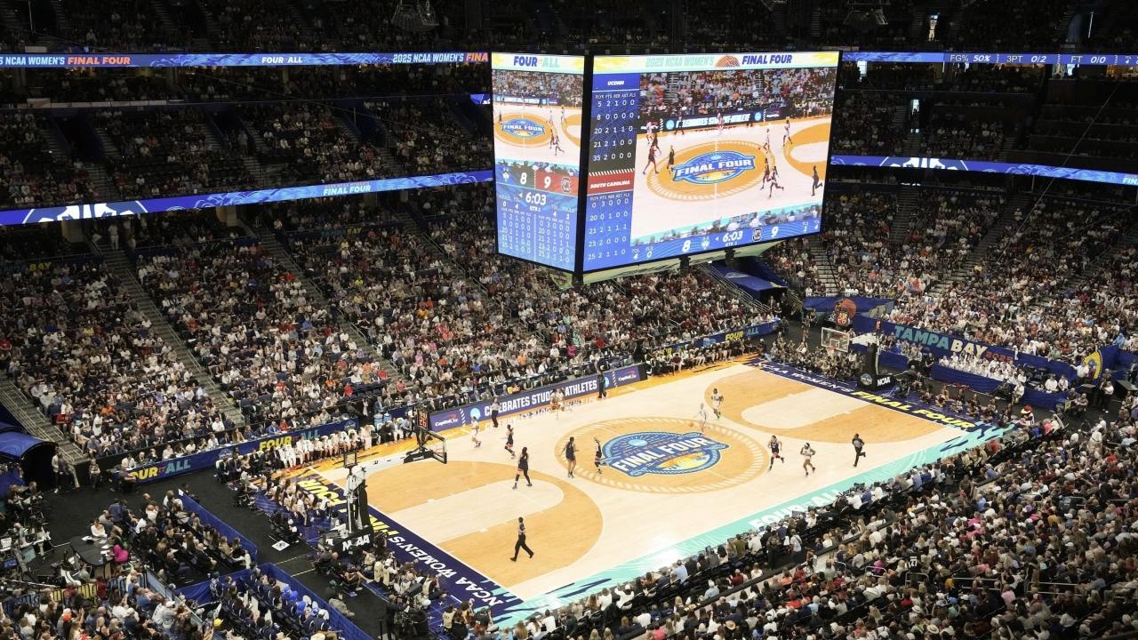 Campionatul feminin NCAA din 2026 a început oficial miercuri, 18 martie, odată cu startul fazei „First Four”, după ce brăceta cu cele 68 de echipe calificate a fost anunțată cu doar câteva zile înainte, duminică seara, în cadrul emisiunii „Selection Sunday” difuzată pe ESPN