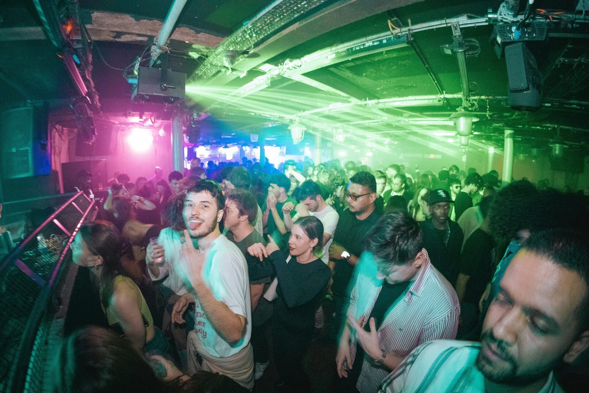 Tinerii din generația Z, un segment de populație considerat adesea reprezentativ pentru tendințele viitoare ale societății, se confruntă cu un real fenomen de consum excesiv de alcool