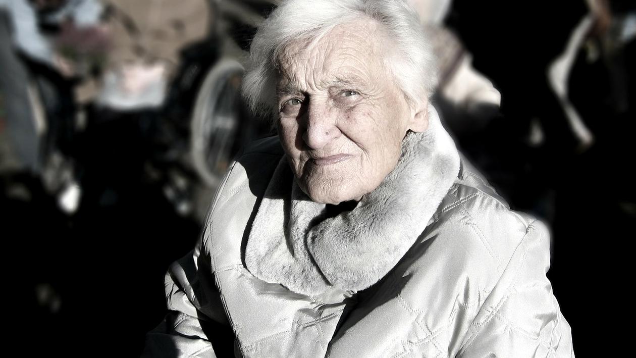 Italia își adaptează sistemul de îngrijire pentru a face față provocărilor demografice tot mai acutizate, apelând la tehnologie pentru sprijinirea vârstnicilor