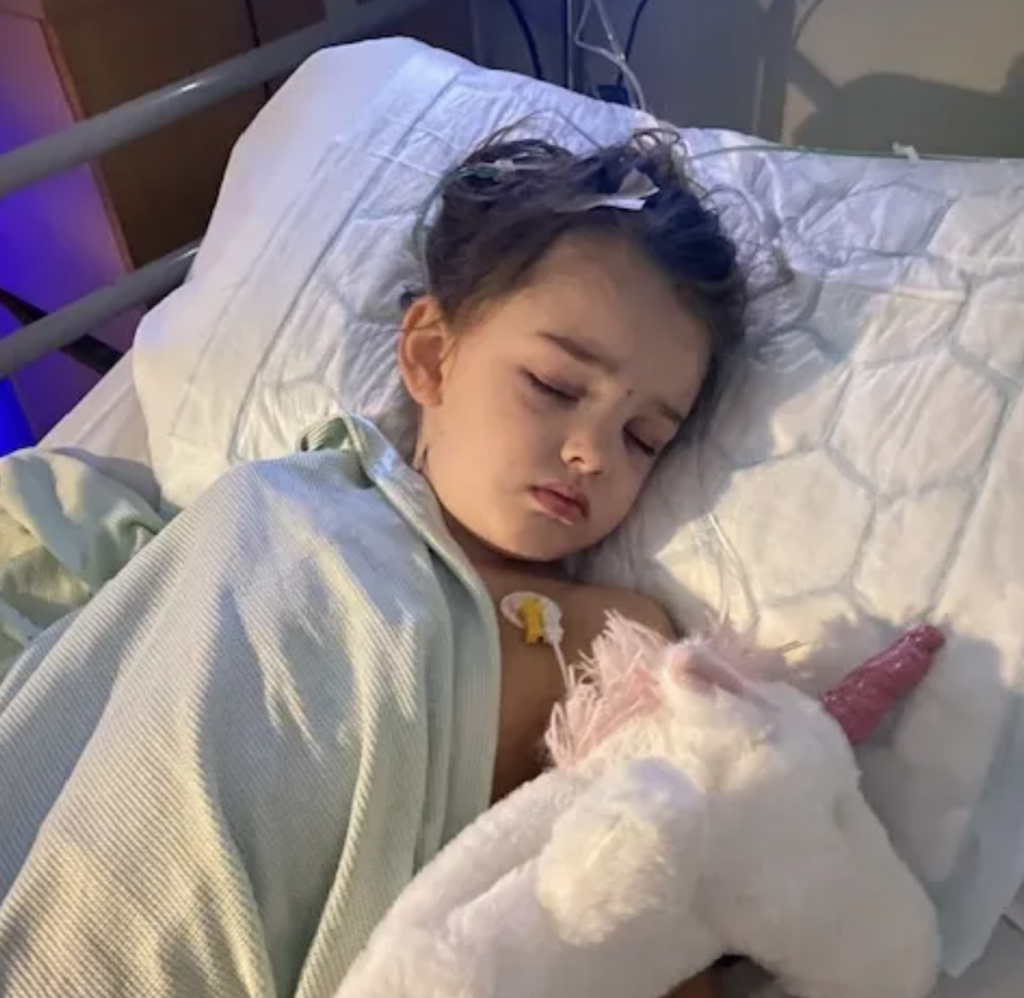 O mamă din Marea Britanie trăiește un coșmar de nedescris, în lupta pentru salvarea fiicei sale, diagnosticată cu o formă extrem de rară și agresivă de cancer cerebral