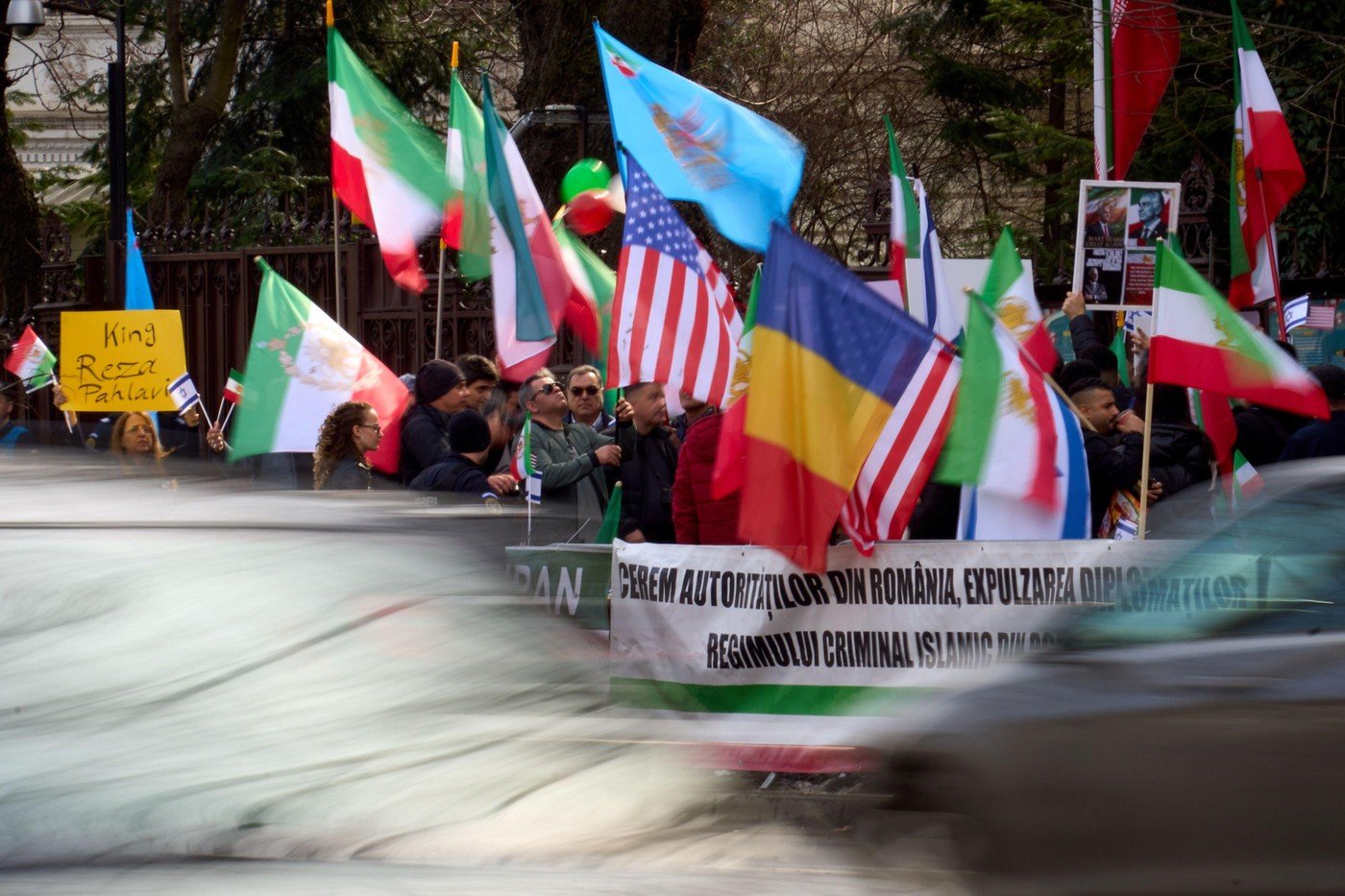 Escaladarea conflictului din Orientul Mijlociu aduce în prim-plan un risc din ce în ce mai mare pentru România, fiind reconsiderate măsurile de securitate națională și potențialul nivel de implicare al României în contextul regional