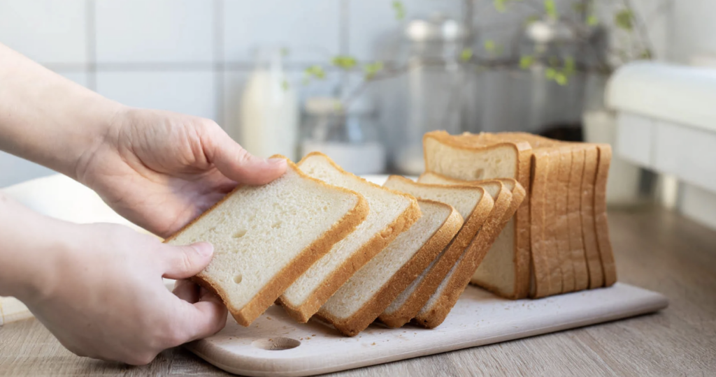 Pâinea feliată, noua alegere pentru stilul de viață alert, a devenit rapid un simbol al convenienței moderne