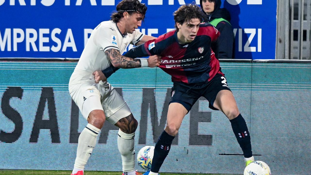 Cagliari și Napoli se întâlnesc într-un meci crucial din cadrul celei de-a 30-a etape a Serie A, partida fiind programată să înceapă la ora 18:30 pe stadionul Sant’Elia