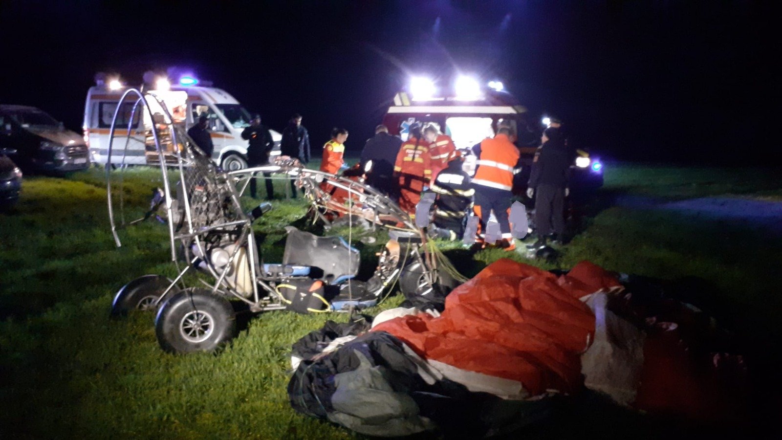 Tragedie pe cerul Bihorului: doi tineri ucisi într-un accident de parapantă cu motor Imagini dramatice s-au produs miercuri după-amiază în zona rurală a comunei Olosig, din județul Bihor, unde un zbor de parapantă cu motor s-a încheiat tragic, lăsând două victime în urmă