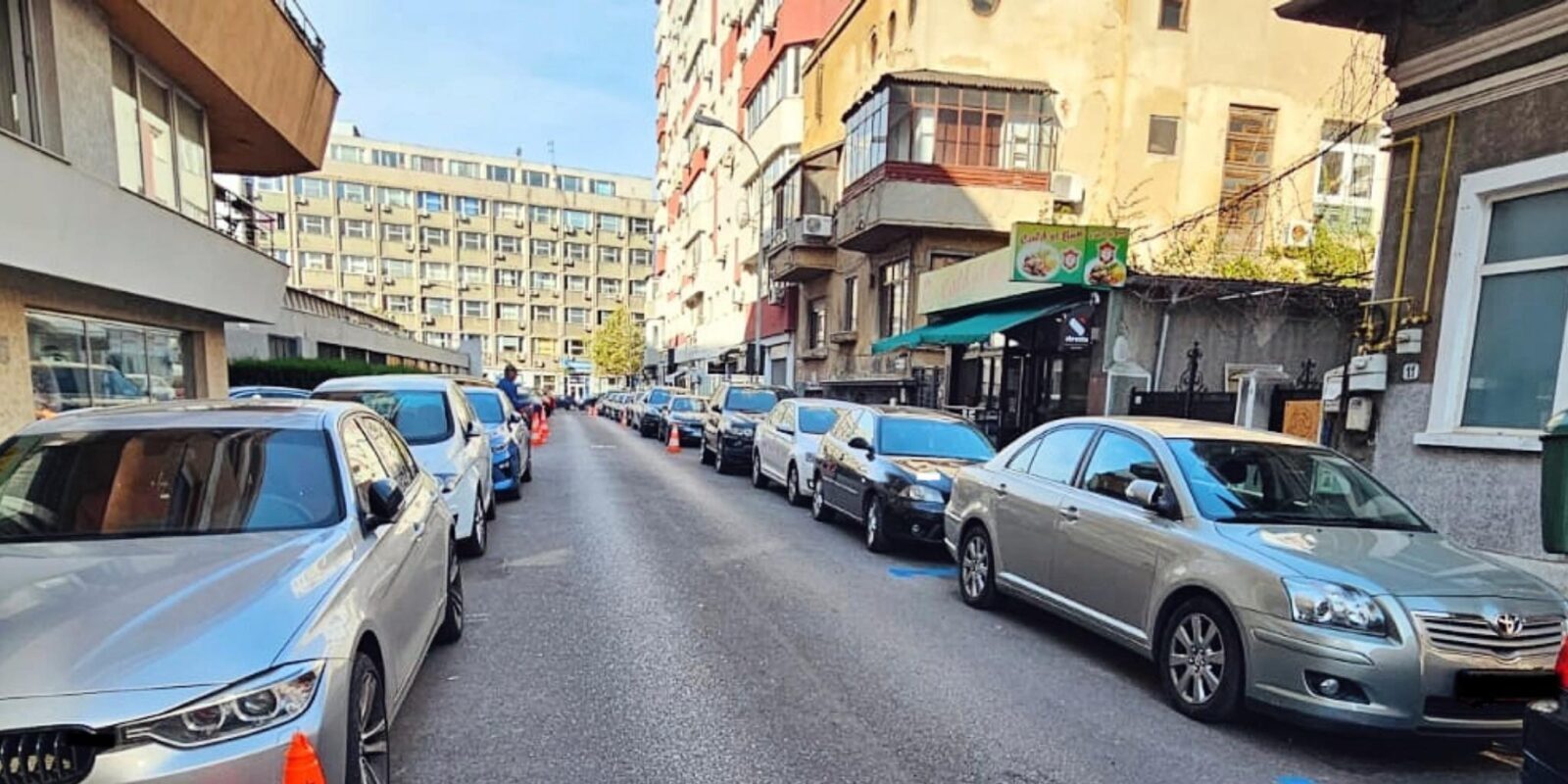 Primăria Capitalei plănuiește să elimine facilitățile de parcare gratuită pentru autoturismele hibride și electrice înmatriculate în București, această propunere fiind acum în dezbatere publică