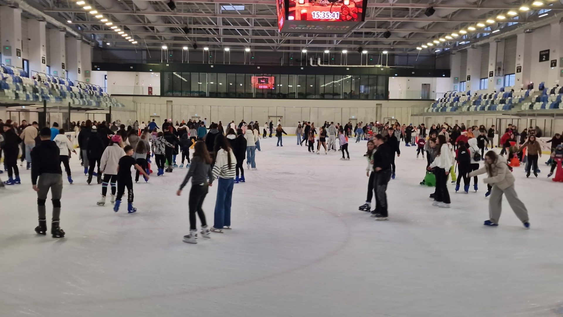 Patinoarul Berceni Arena a anunțat programul de funcționare pentru weekendul 27-29 martie 2026, oferindu-le iubitorilor sporturilor de iarnă ocazia de a se bucura de patinaj în zilele însorite ale primăverii