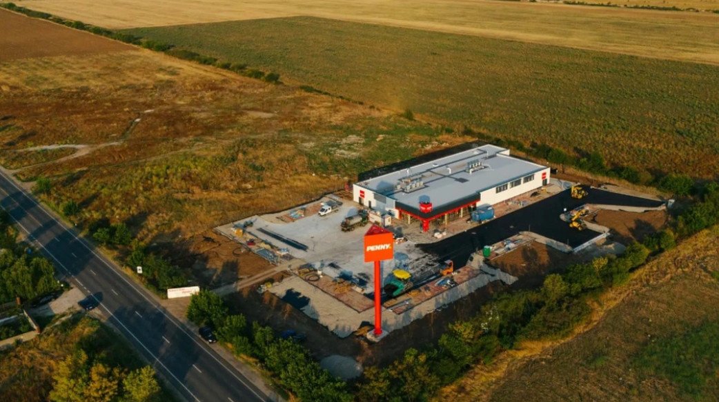 Retailerul german Penny, una dintre cele mai extinse și influente rețele de supermarketuri din România, își pregătește pentru viitor o strategie ambițioasă de extindere, cu accent special pe zonele rurale și comunele mai mari