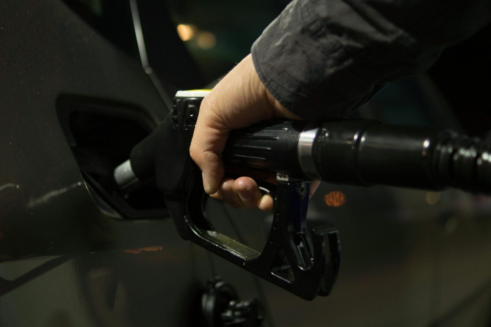 Consiliul Local al Sectorului 4 a aprobat miercuri, 25 martie, un ajutor financiar destinat cetățenilor pentru achiziția de carburant, într-un efort de a atenua rigiditatea prețurilor la combustibili într-o perioadă în care croiala bugetară a românilor devine tot mai strânsă