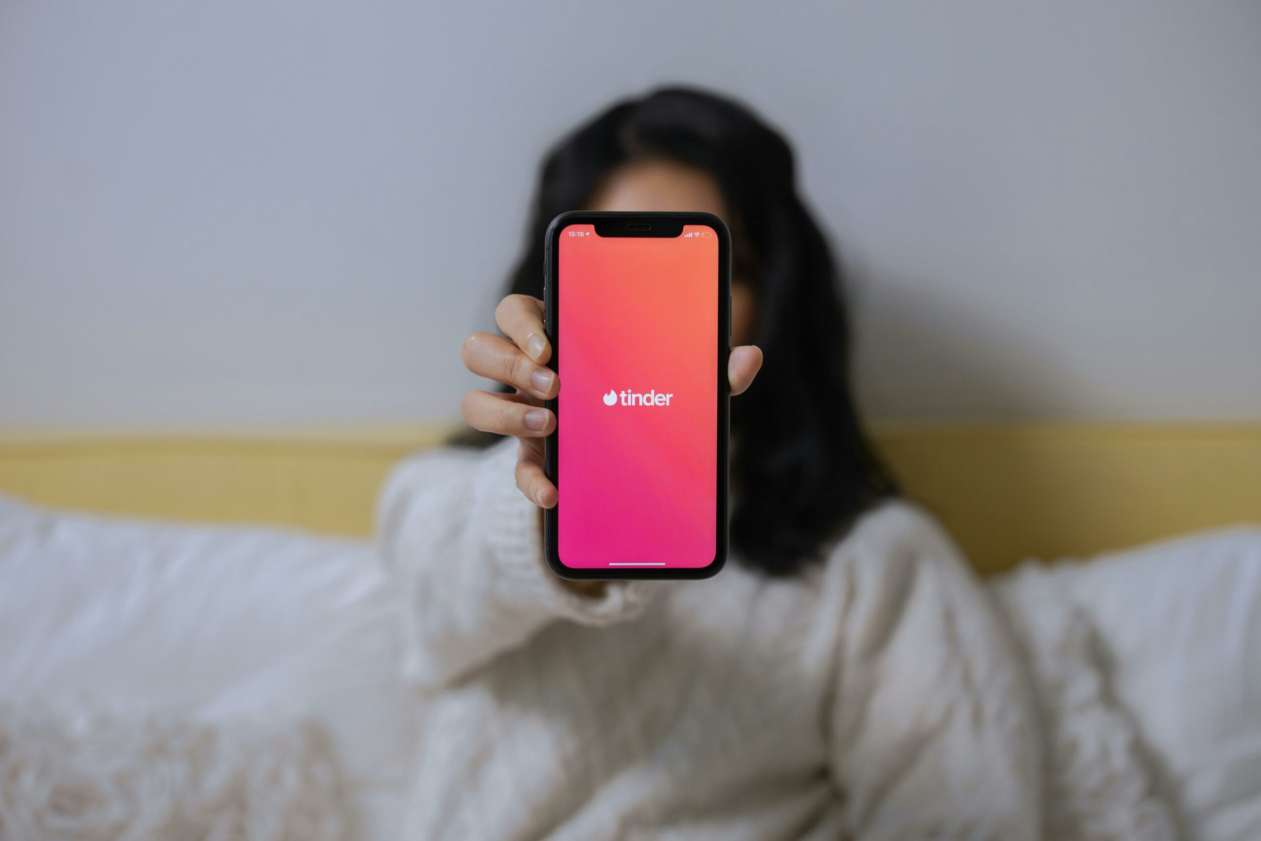 Tinder aduce inovații în matchmaking cu funcții bazate pe inteligență artificială, pentru o experiență mai personalizată și sigură Tinder, una dintre cele mai populare platforme de dating din lume, a anunțat recent lansarea unor funcții inovatoare, menite să ofere utilizatorilor o experiență mai personalizată și sigură