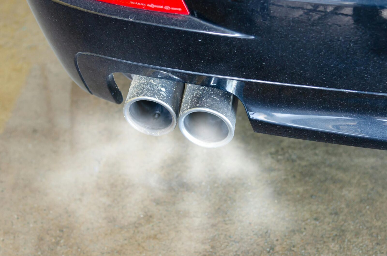 Peste o sută de amenzi aplicate în weekend pentru vehicule cu deficiențe tehnice și modificări neomologate Autoritățile din București au demonstrat, încă o dată, seriozitatea cu care abordează problema poluării și siguranței rutiere, aplicând în weekendul trecut peste 120 de sancțiuni contravenționale pentru autovehicule identificate cu diverse nereguli tehnice