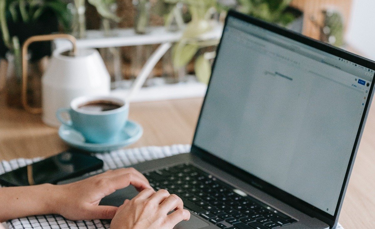 Educația digitală, cea mai mare vulnerabilitate a cetățenilor în era tehnologiei Într-o societate tot mai dependentă de tehnologie și comunicare digitală, vulnerabilitățile legate de securitatea și alfabetizarea digitală a populației devin din ce în ce mai evidente