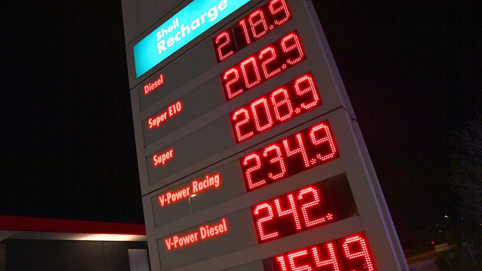 Guvernul german a venit cu o măsură surprinzătoare pentru controlul prețurilor la carburanți: de acum înainte, benzinăriile vor putea majora prețurile la combustibili doar o singură dată pe zi, la prânz, pentru a tempera creșterile bruste de pe piață