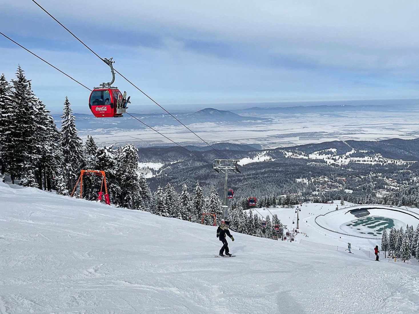 Brașovul face primul pas pentru relaxare și sport de iarnă la poalele Postăvarulului, reducând tarifele pentru transportul pe cablu, în încercarea de a stimula turismul local și de a menține sezonul de schi active