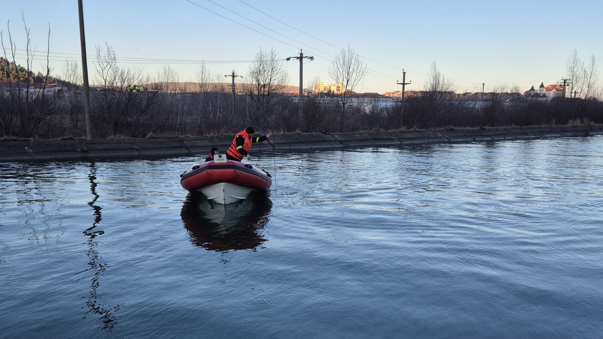 Tragedie pe râul Bistrița: Un tânăr de 18 ani dispare în apele agitate ale canalului de fugă O căutare disperată a început în această după-amiază în zona Barajului Reconstrucția, din județul Neamț, după ce un tânăr de 18 ani a fost dat dispărut în apele râului Bistrița