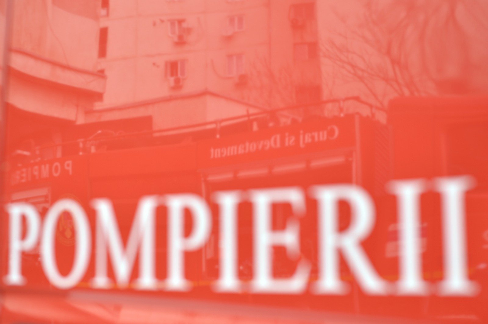 Incendiu în Piatra-Neamț: o femeie de 77 de ani a murit, mai mulți evacuați