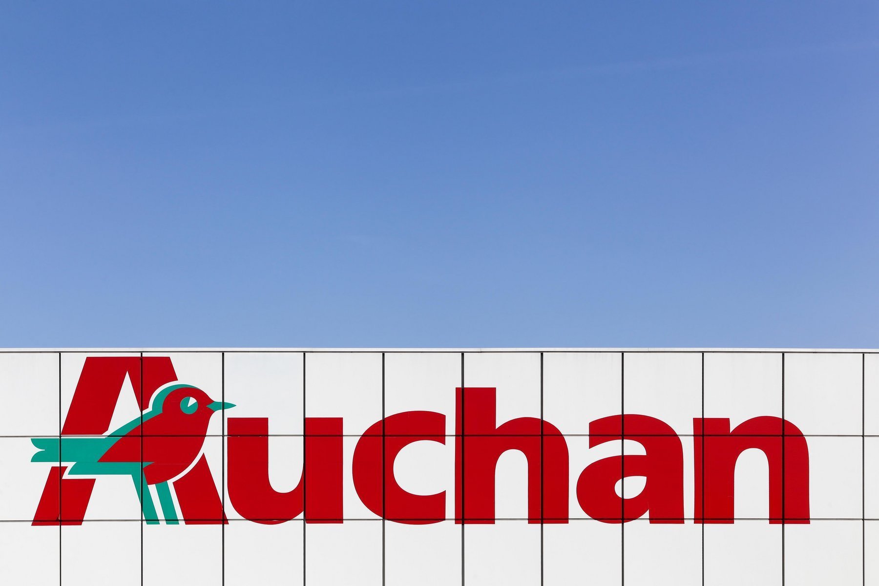 Auchan, un jucător major pe scena retailului alimentar din România, a reușit să obțină în 2022 o cifră de afaceri de 1,614 miliarde de euro, reprezentând o creștere de 4,3% față de anul precedent