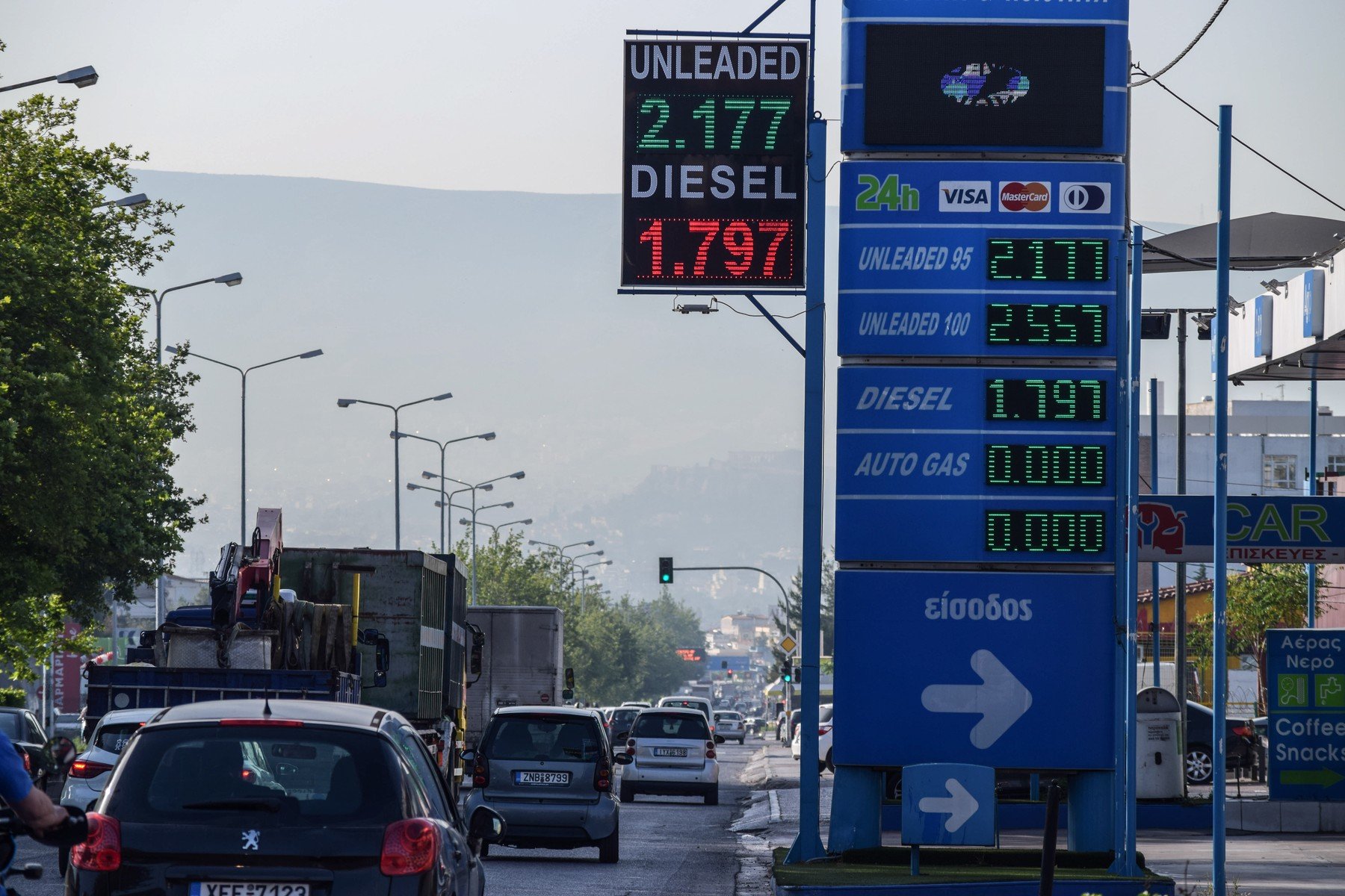 Guvernul Greciei a anunțat recent măsuri menite să temperzească creșterea prețurilor la carburanți și produse de pe rafturile supermarketurilor, recunoscând astfel impactul prețurilor crescute la energie și alimentație asupra populației