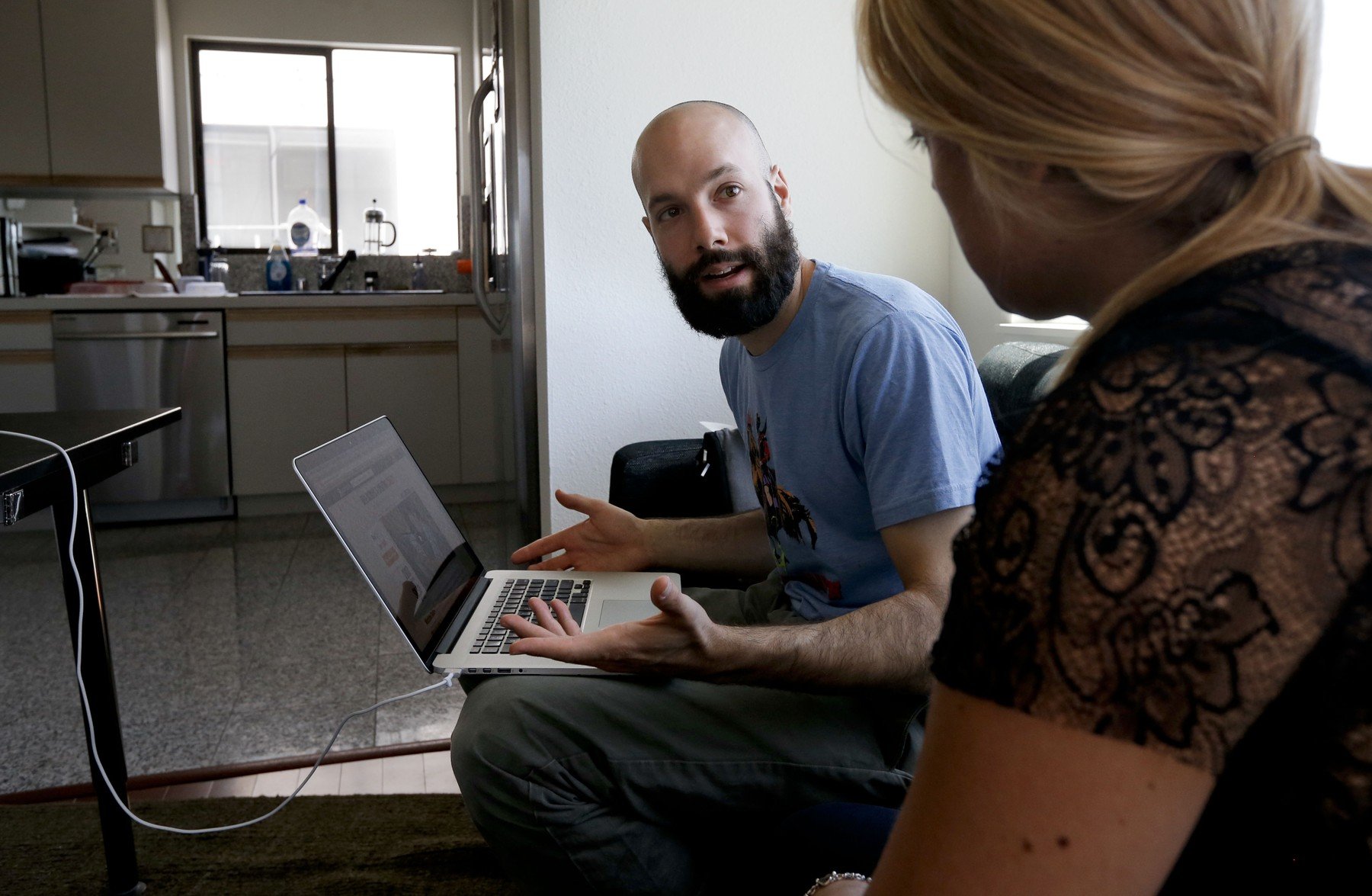 Crește nemulțumirea în rândul creatorilor de conținut față de AI-urile dezvoltate de Big Tech Nemulțumirea se alimentează în rândul creatorilor de conținut față de modul în care marile companii de tehnologie gestionează dezvoltarea și implementarea inteligenței artificiale