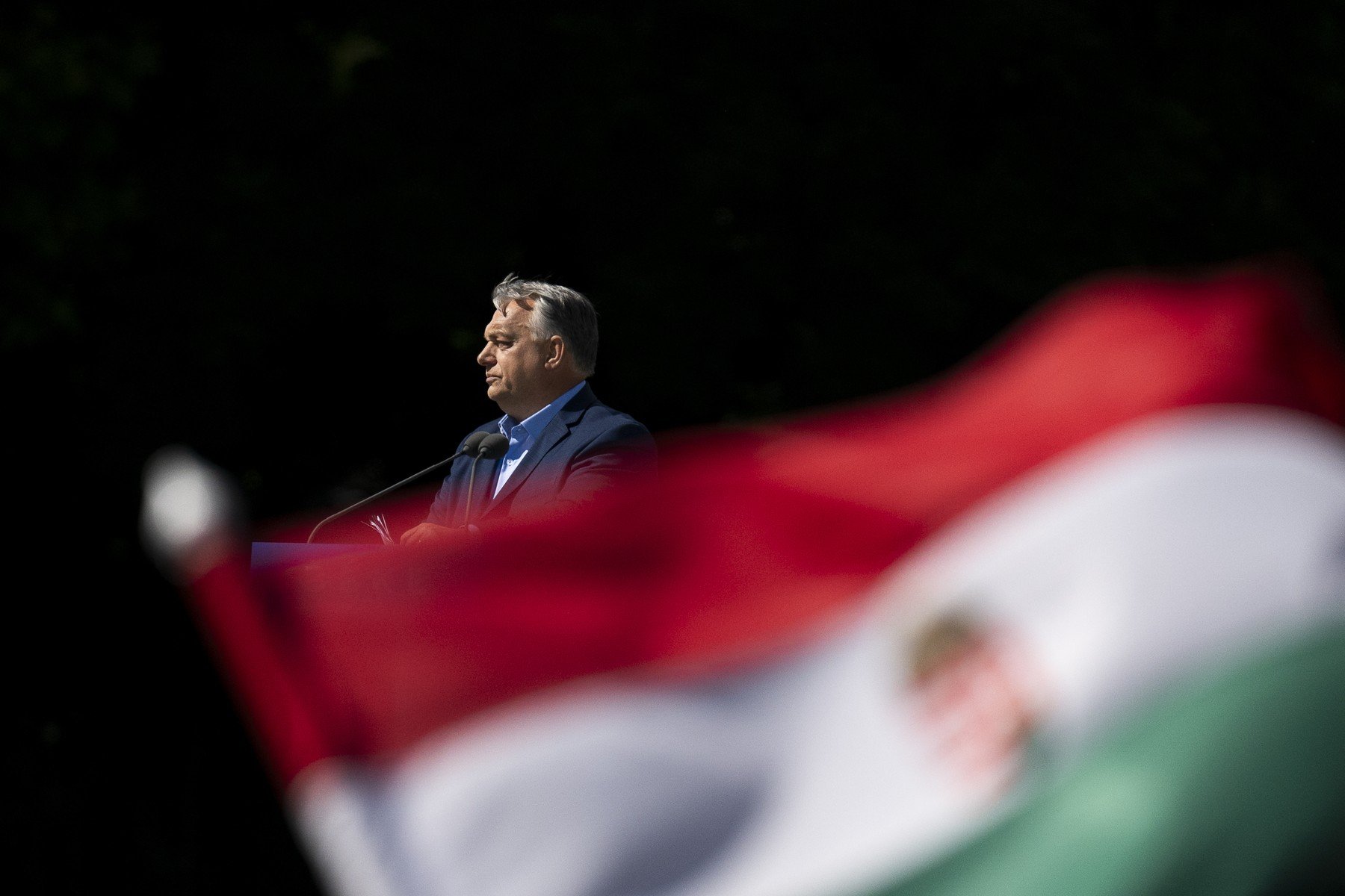 Orban a acoperit străzile din Budapesta cu portrete ale lui Zelenski, Von der Leyen și Weber, cu o lună înainte de alegeri