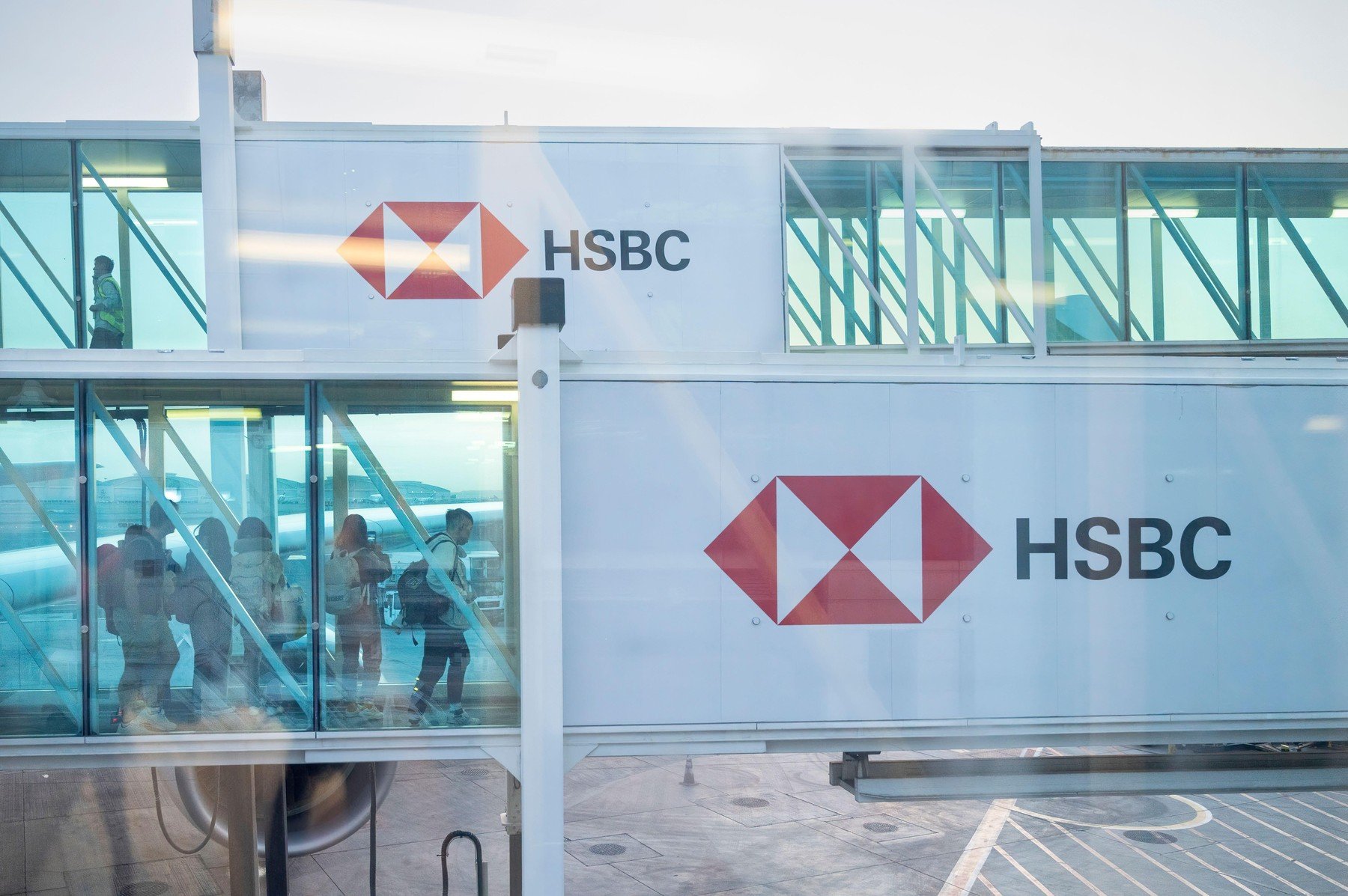 Citibank își anulează operațiunile în Emiratele Arabe Unite în contextul tensiunilor din Orientul Mijlociu Citibank, una dintre cele mai mari și influente instituții financiare la nivel global, a luat decizie radicală în privința prezenței sale în Emiratele Arabe Unite, pentru a se proteja în fața escaladării conflictului din Orientul Mijlociu